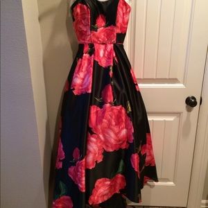 Black and rose formal dress / size 4 / fits a 2