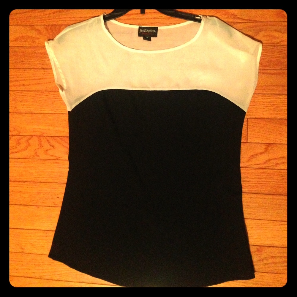 Hot Tempered sleeveless shirt. Size Medium.