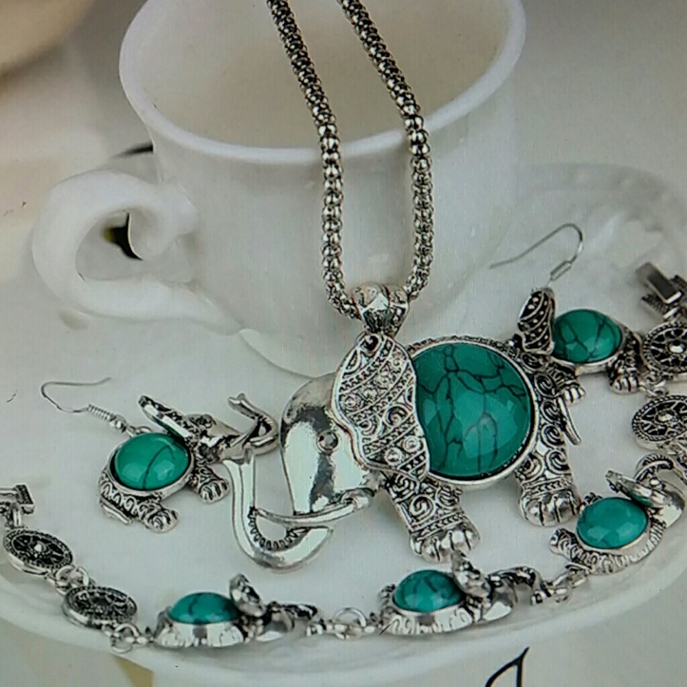 Lovely green elephant shape pendant jewelry set