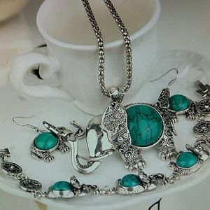 Lovely green elephant shape pendant jewelry set