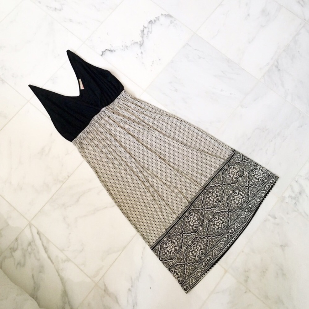 patterned empire-waist v-neck mididress