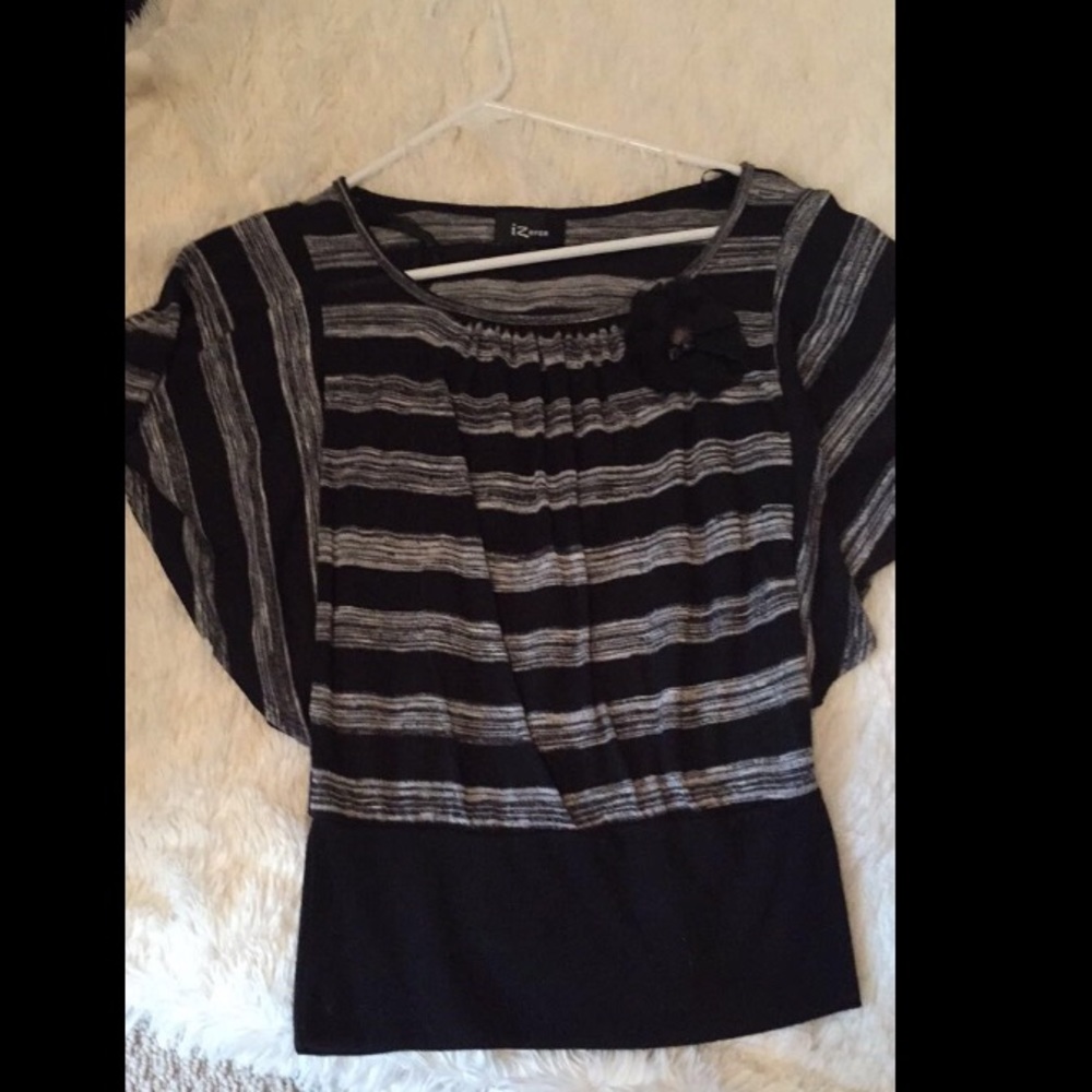 Cute black and grey striped top!