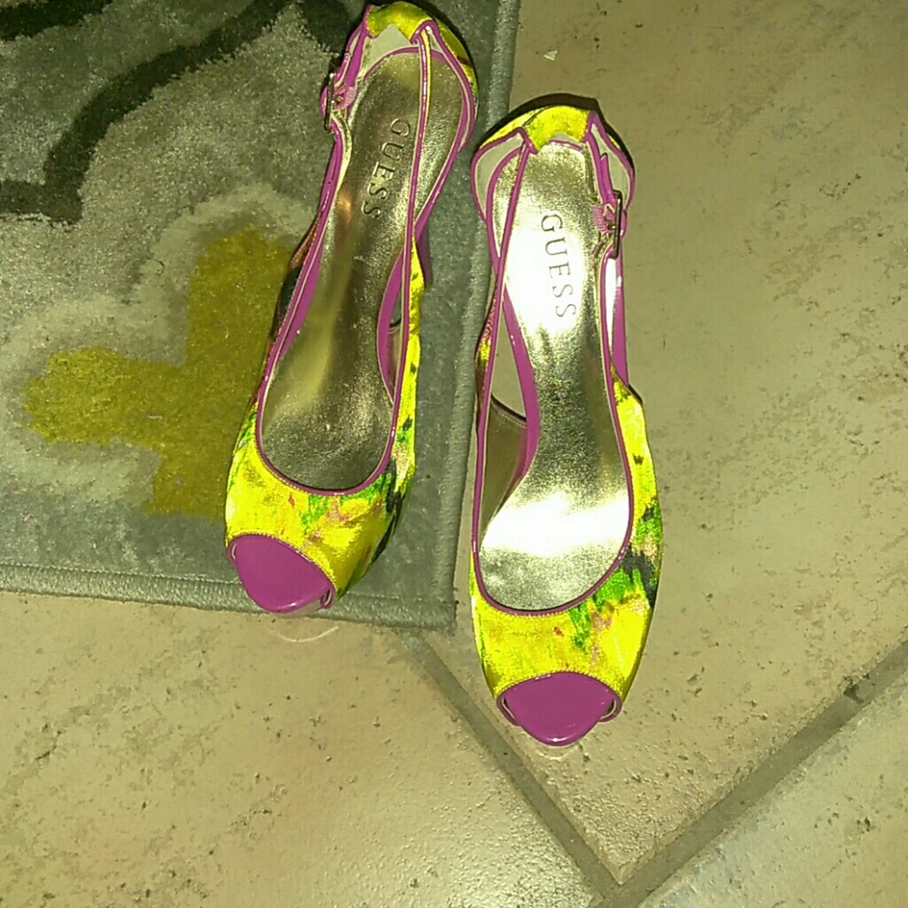 MULTI COLORED GUESS PEEPTOE PUMPS