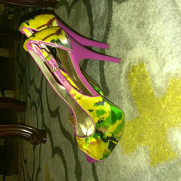 MULTI COLORED GUESS PEEPTOE PUMPS - Picture 2 of 3