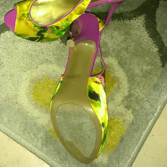 MULTI COLORED GUESS PEEPTOE PUMPS - Picture 3 of 3