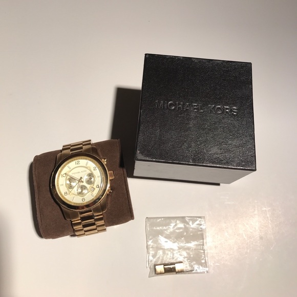 MICHAEL KORS Runway Oversized Gold-tone Watch. - Picture 2 of 3