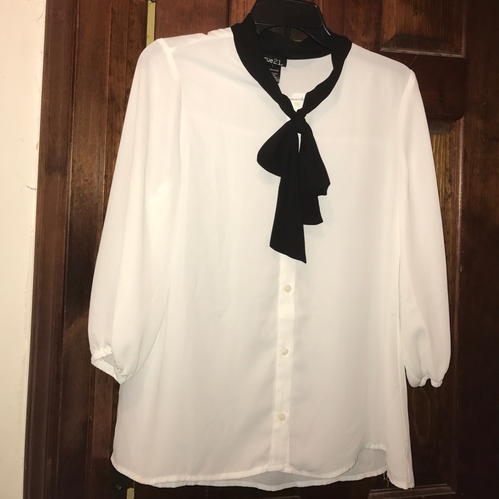 White quarter length sleeve top size Large