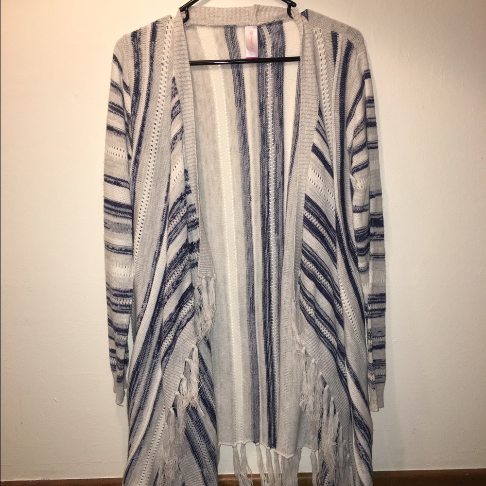 Open cardigan with fringe in white, gray and blues
