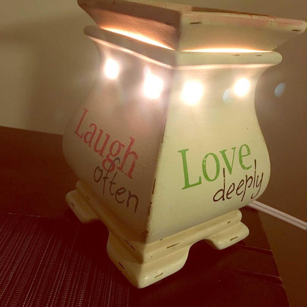 "Live laugh love " Wax warmer! Plug in. Lightbulb