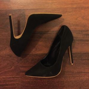 Black Pumps