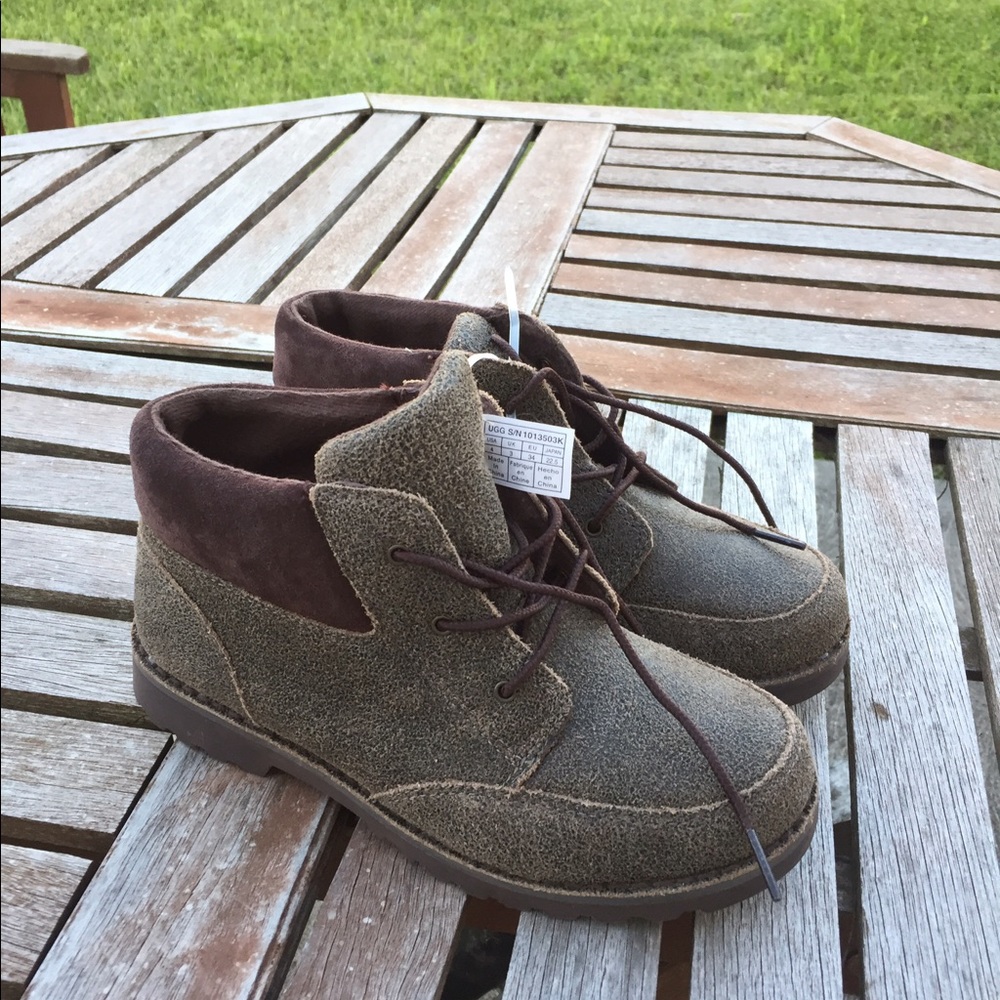 Brand New Kids UGG Orin Bomber Boots Size 4