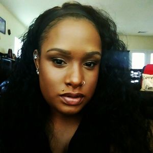 Meet your Posher, Nia