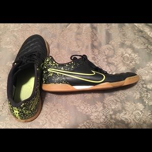 MENS NIKE INDOOR STYLE SOCCER TURF SHOES