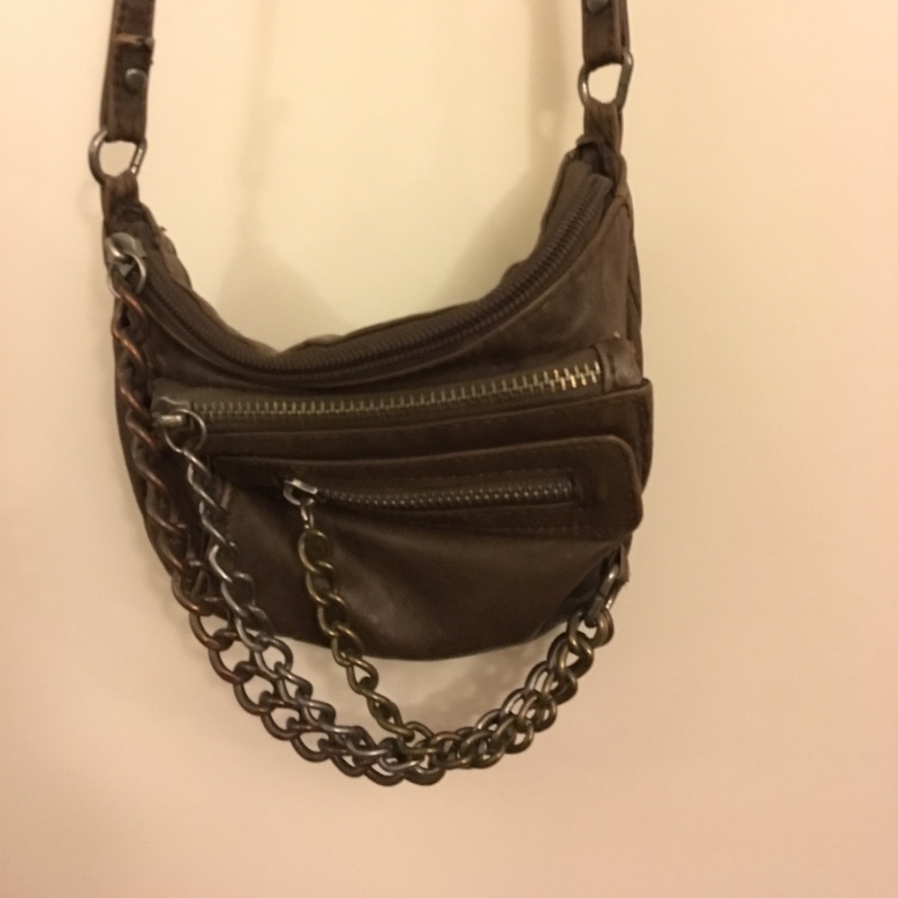 👑 A small little crossbody with 3 zippers.