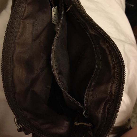 👑 A small little crossbody with 3 zippers. - Picture 3 of 4