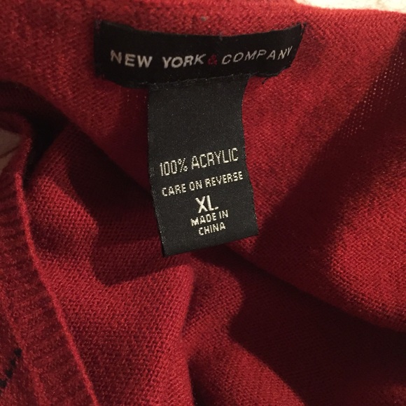 Sweater red and white I have a large and XL - Picture 4 of 4