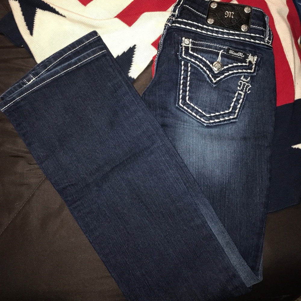 Size 26 boot cut, dark washed Miss Me jeans.