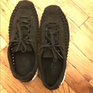 Nike Mayfly size 9 black