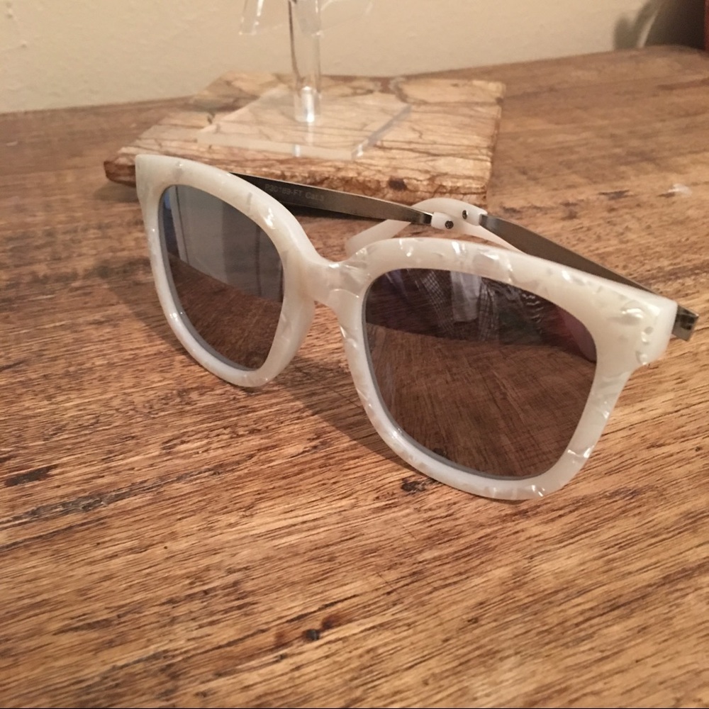New York Fashion Sunglasses with UV Protection - Picture 2 of 2