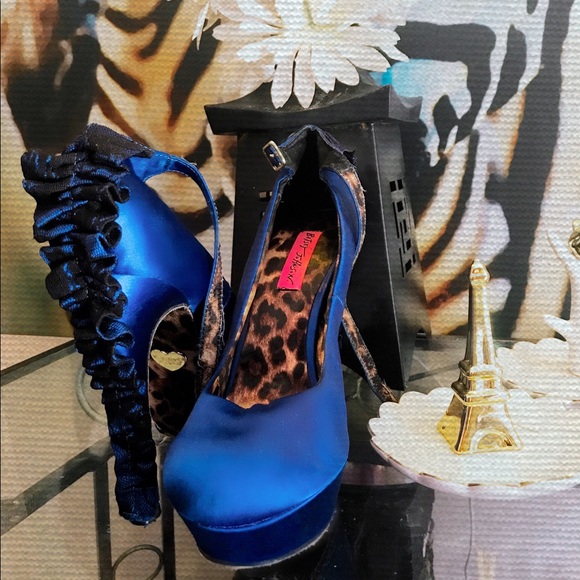 Betsy Johnson ruffle pumps - Picture 2 of 2