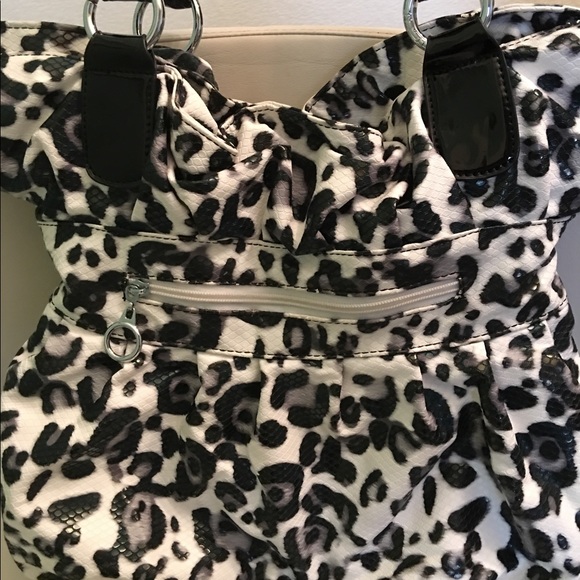 🌷SALE🌷Like New! Cheetah Print Large Hobo Bag - Picture 3 of 4