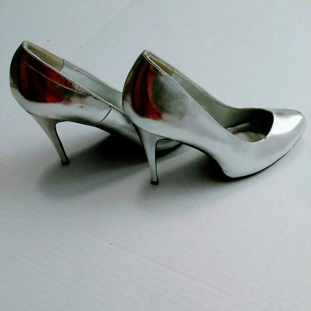 Rouge pump never worn