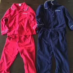 Gap fleece 3T pajamas- only navy pair left!