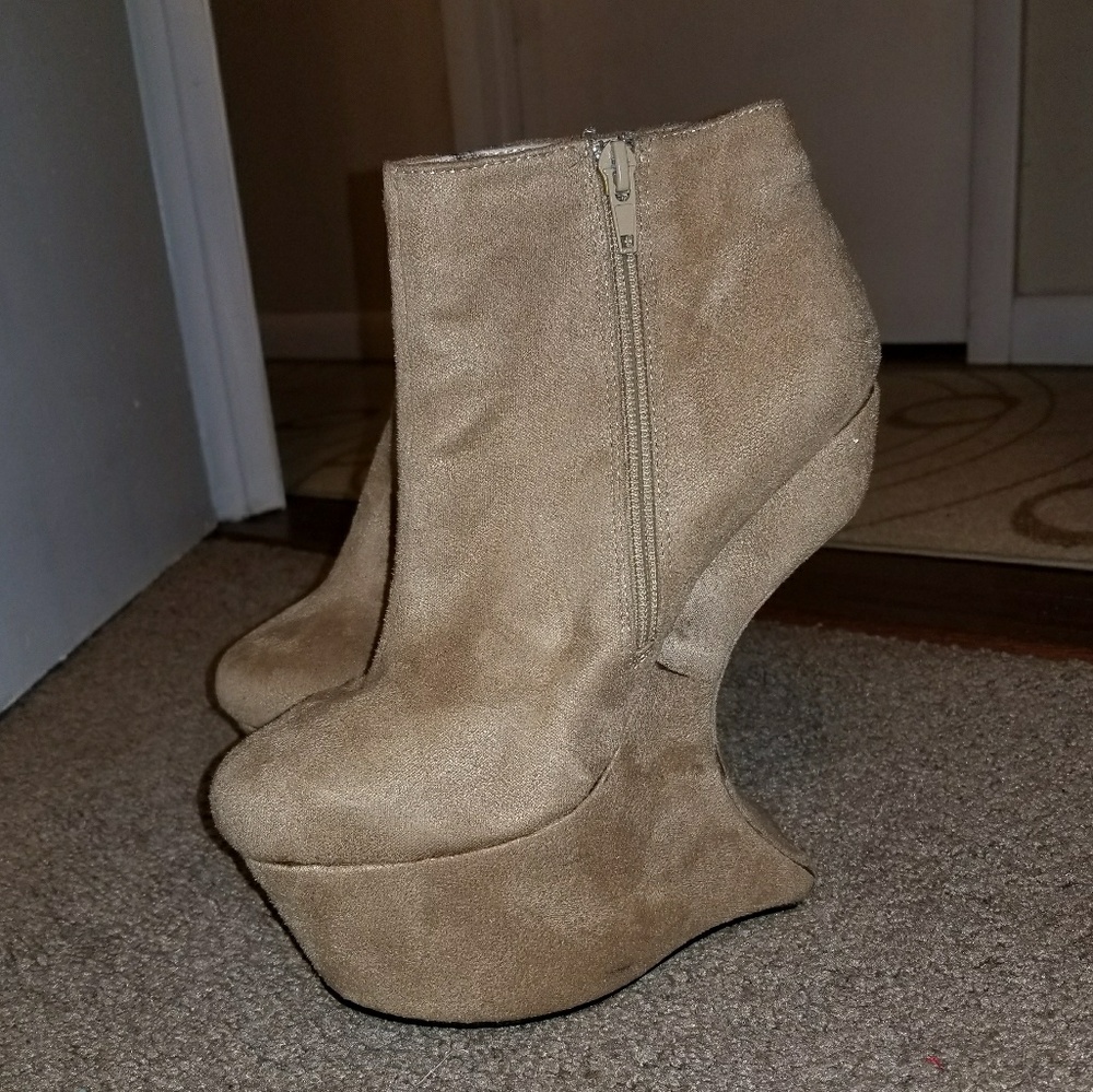 Nude / tan heels