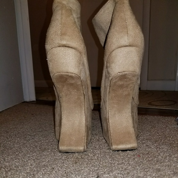 Nude / tan heels - Picture 2 of 3