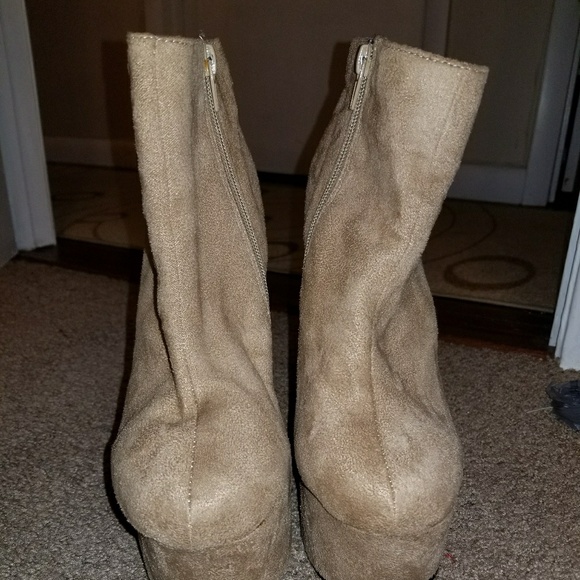 Nude / tan heels - Picture 3 of 3