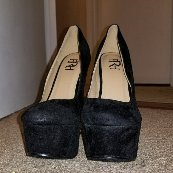 Black spiked heels work once - Picture 2 of 4