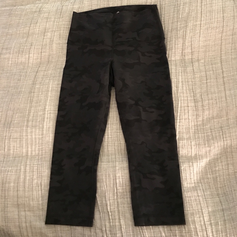 Lulu Lemon Black Camouflage Wunder Under Capri