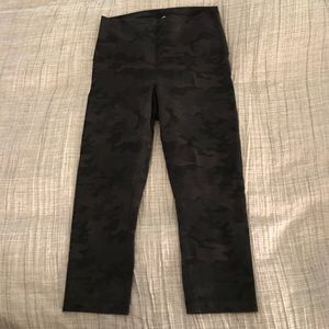 Lulu Lemon Black Camouflage Wunder Under Capri