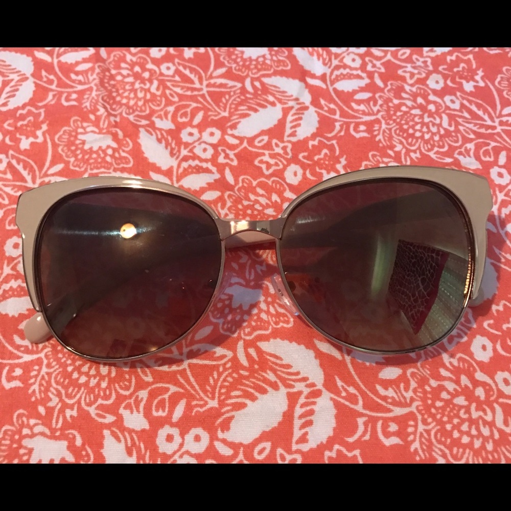 Cat eye sunglasses