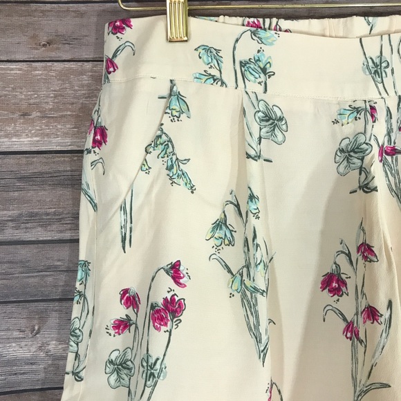 Lauren Conrad Alice in Wonderland Shorts Floral - Picture 2 of 3