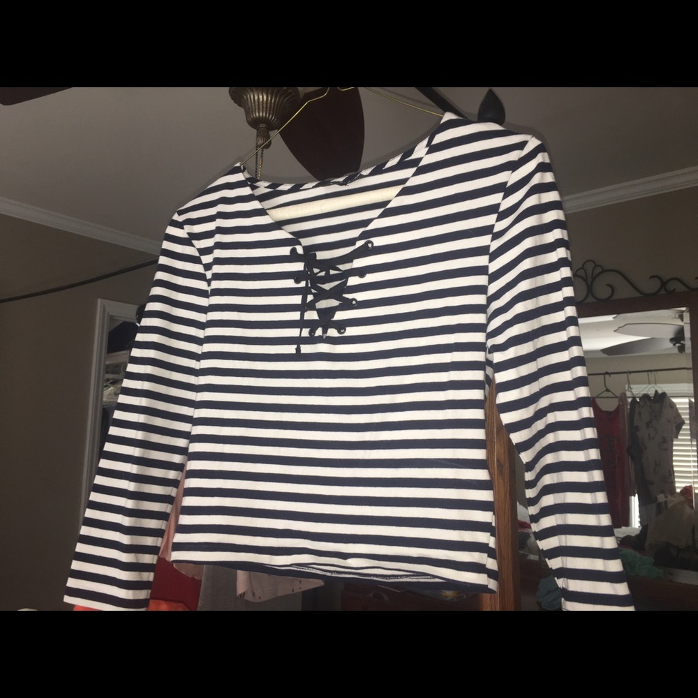 Mid-crop black and white horizontal striped shirt