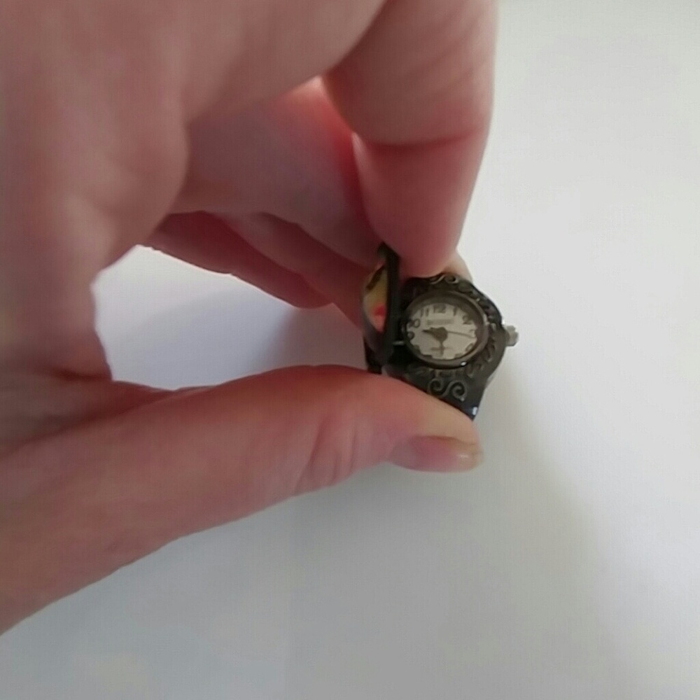 Unique stretchy clock ring - Picture 2 of 3