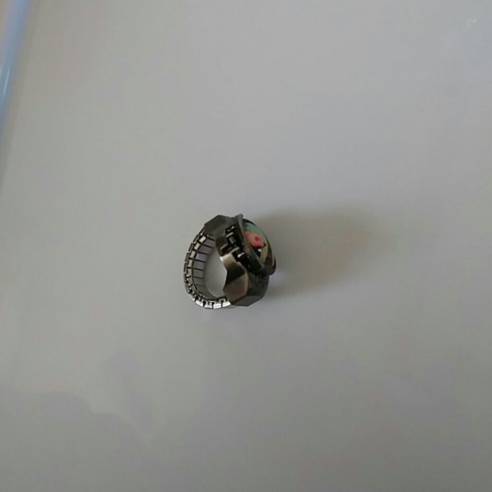 Unique stretchy clock ring - Picture 3 of 3