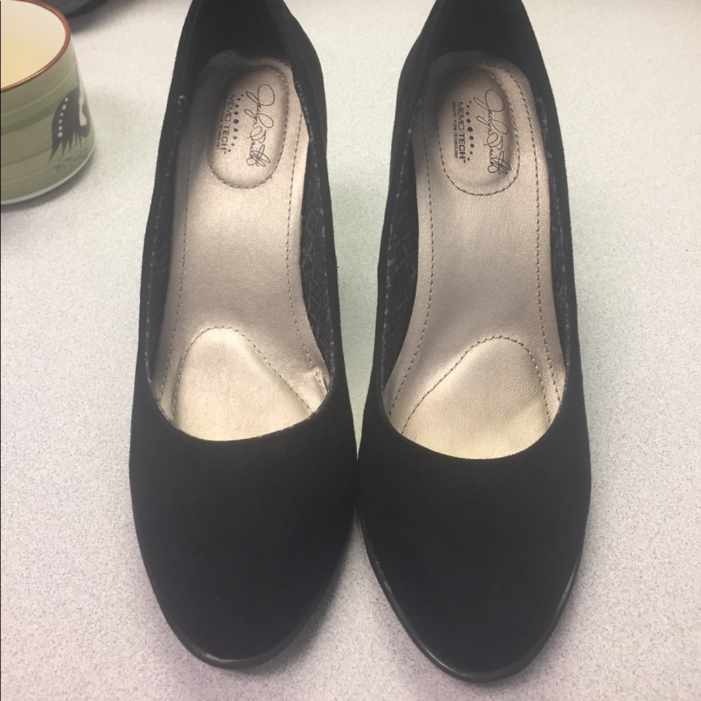 Jacklyn Smith black velvet pumps