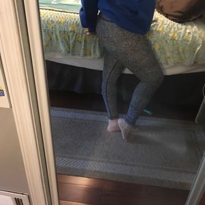 LuLu Lemon wounded under 2 leggings