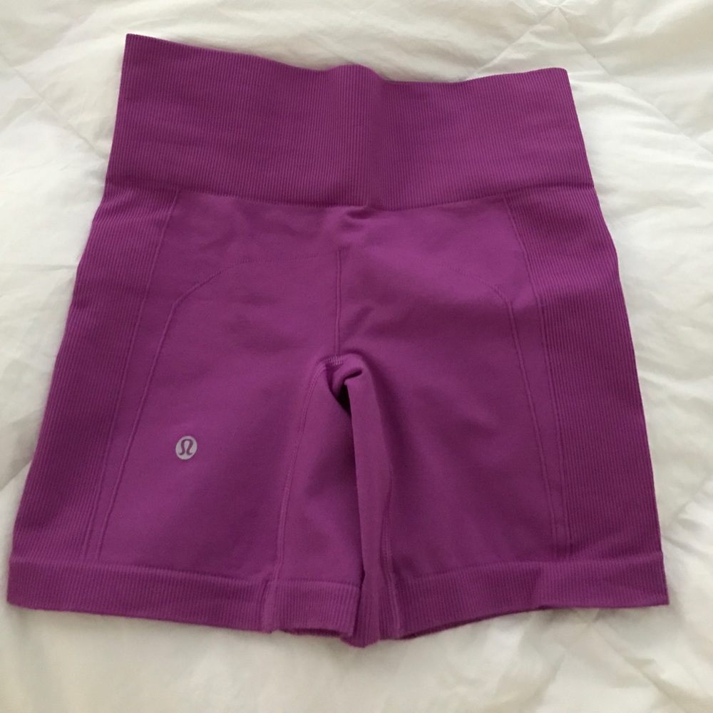 Lululemon sculpt shorts - Size 6. Never worn.