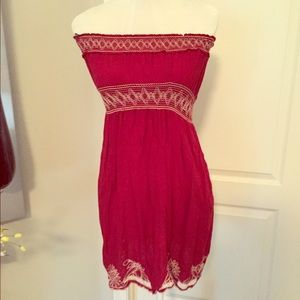 AMERICAN RAG off the shoulder top. Burgundy.
