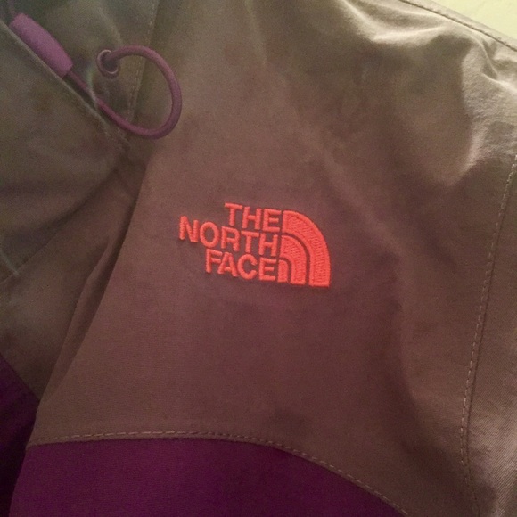 North Face Rain Jacket size medium - Picture 4 of 4