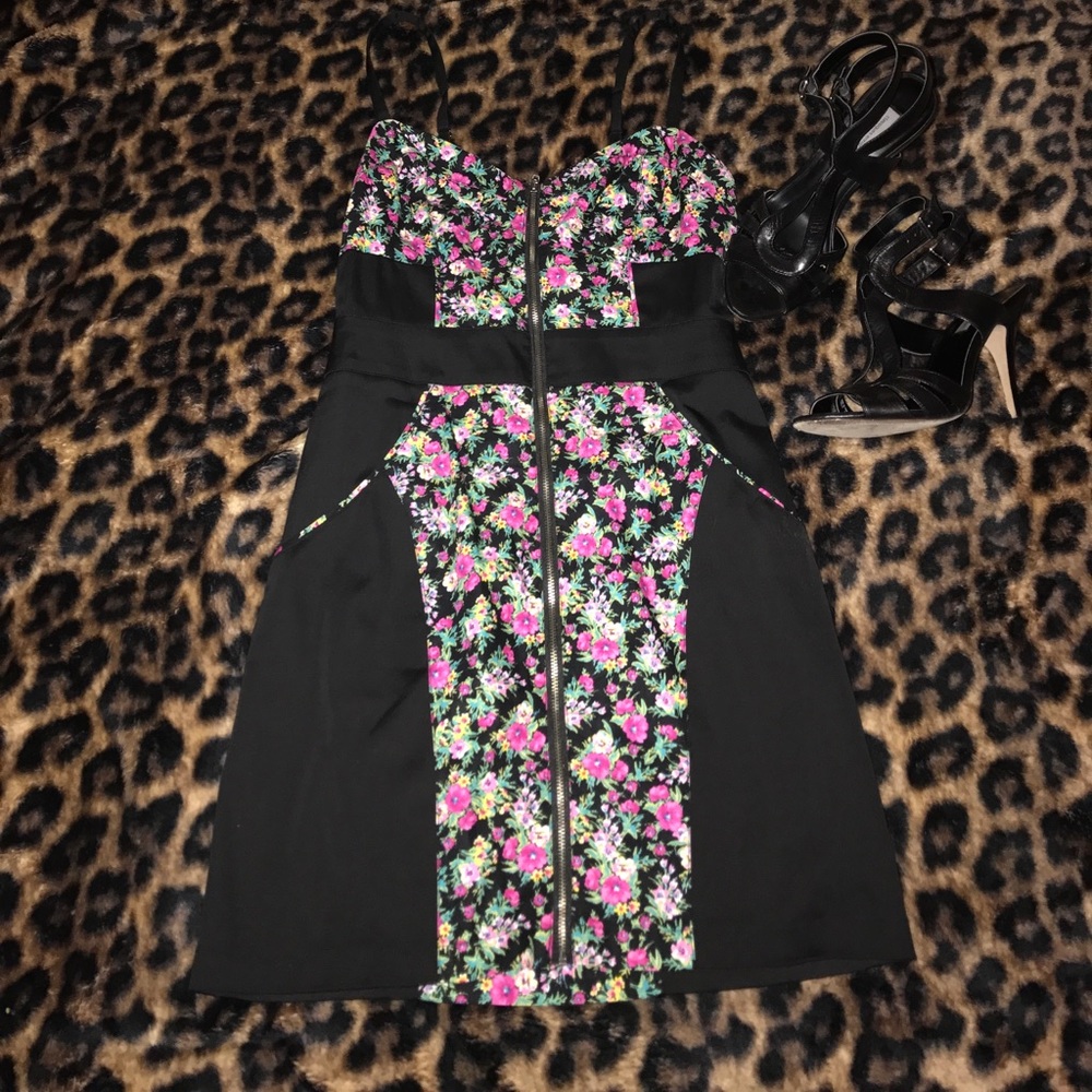 🔥GUESS Black with flowers Mini Dress Sz 7🔥