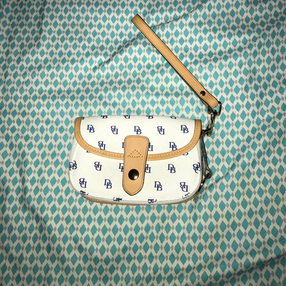 NWOT White Dooney & Bourke Wristlet