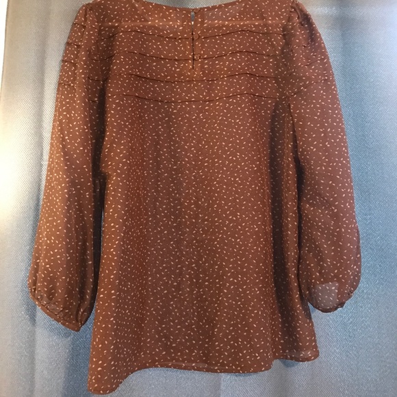 Cute light weight shirt by the loft - Picture 2 of 4