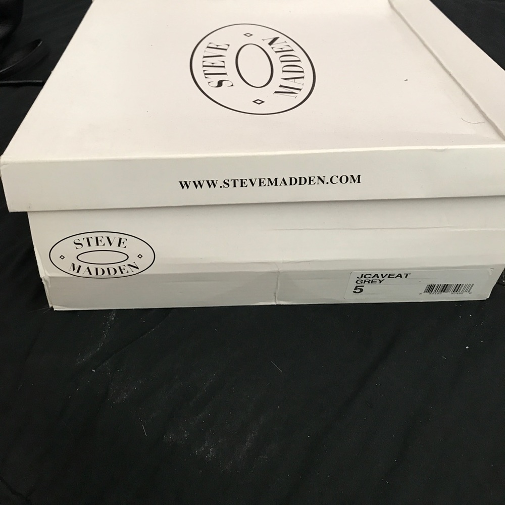 Steve Madden "JCAVEAT" in Grey size 7 adult.