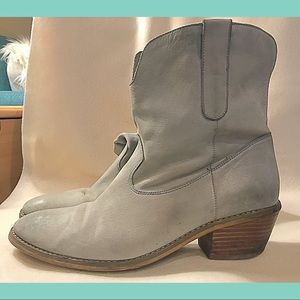 Cloudy Blue Crown Vintage Boots