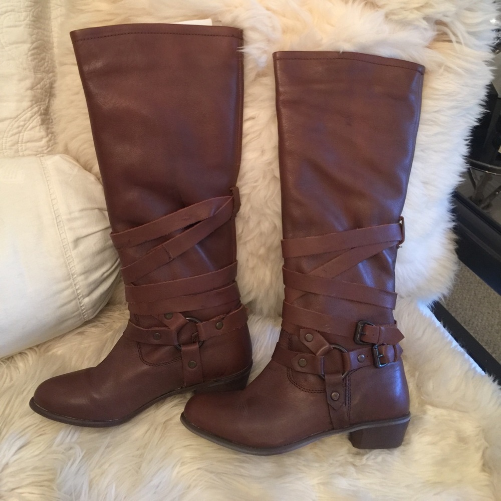 Brown riding boots    Pull on.  No zipper