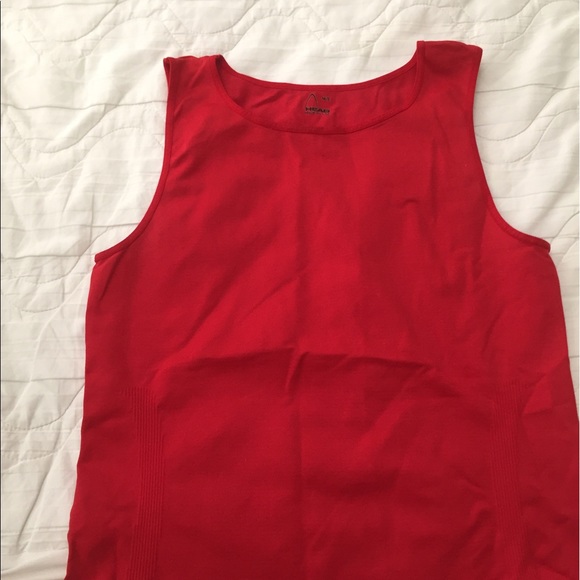 Activewear top in red. - Picture 3 of 4
